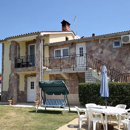 Upscale In Banjole With Pool